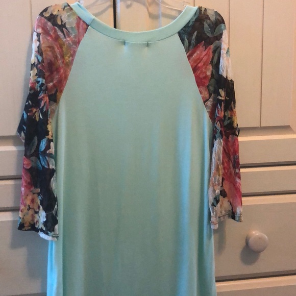 Quarter length sleeve blouse - Picture 4 of 4